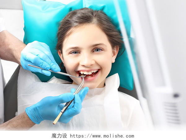 小女孩看牙医牙科口腔口腔牙齿